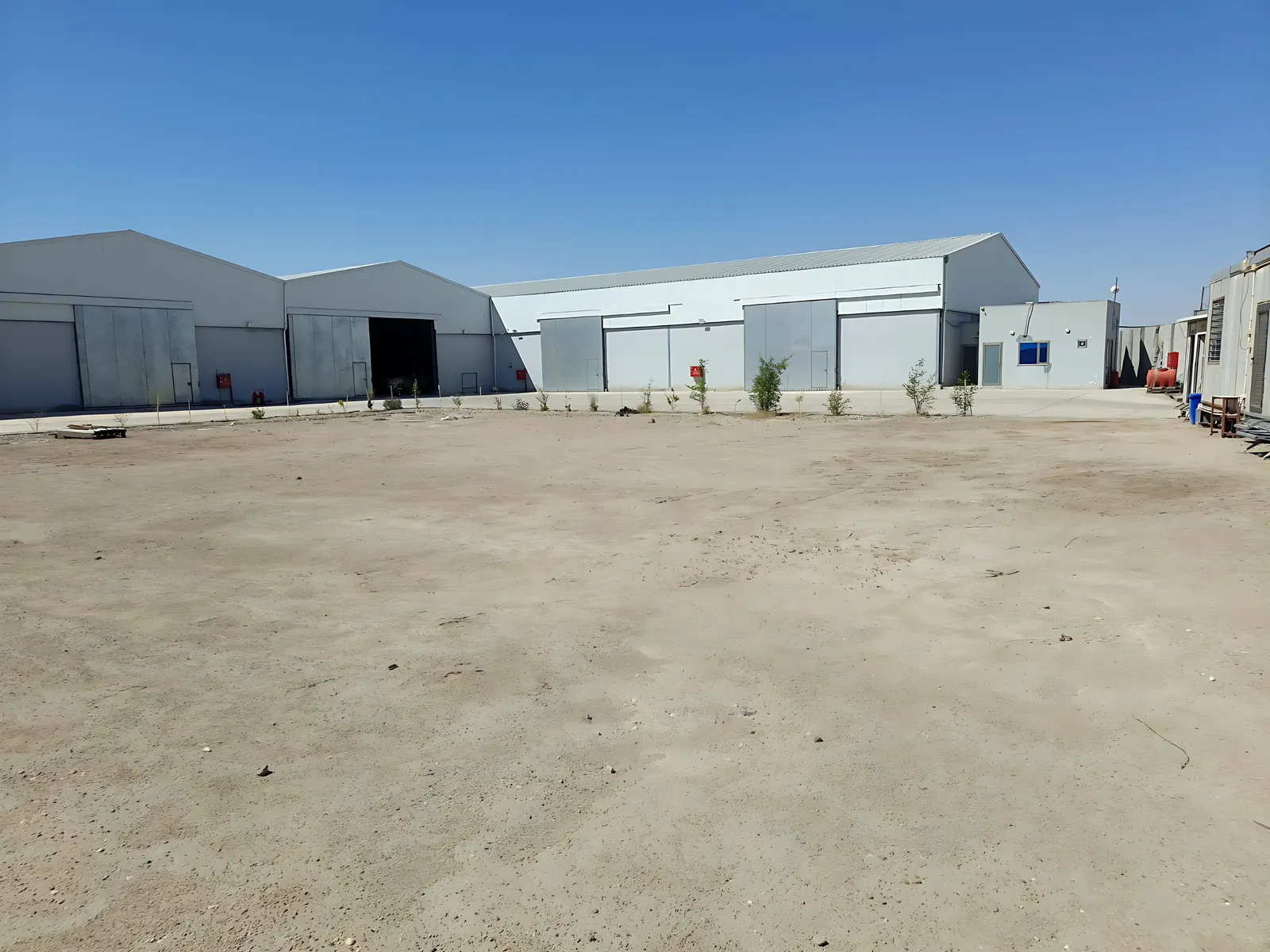 Desert Rock warehouse buildings in Basra under a clear sky